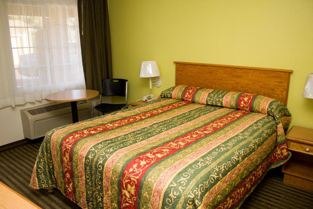 Queen Room - Non-Smoking interior